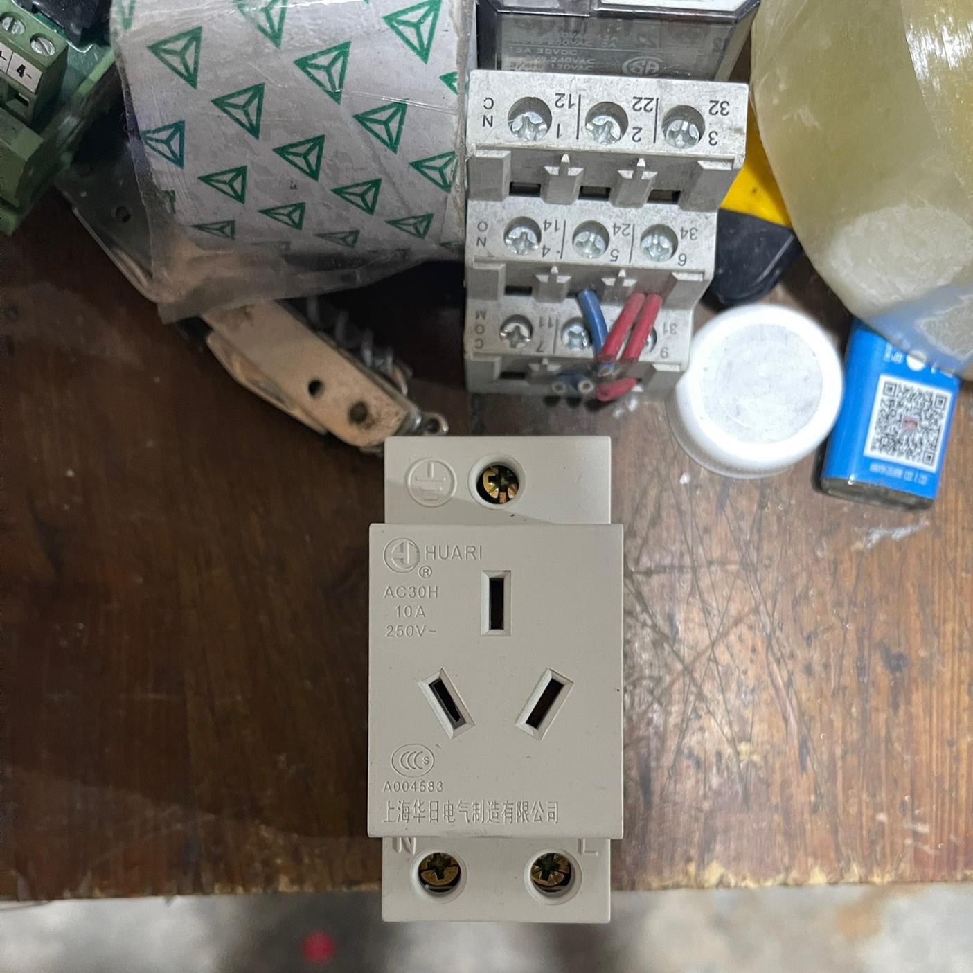 全新上海华日电箱导轨式模数化插座AC30H 10A 250V议价