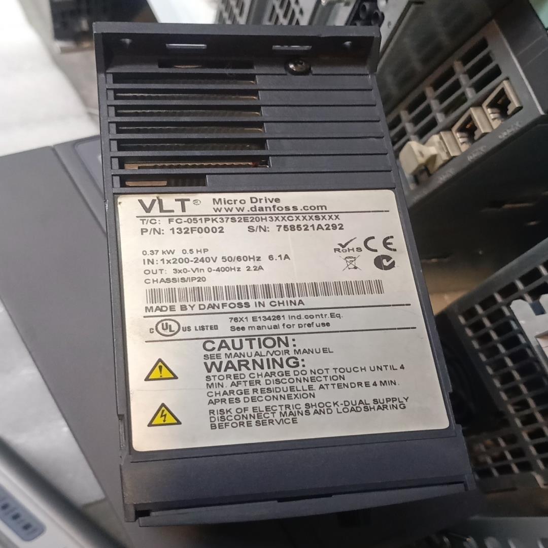 丹弗斯2800变频器380V，实物照片，功能正常使用，有需要