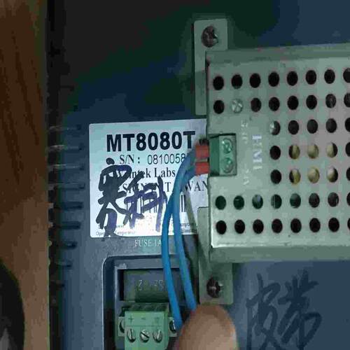 (议价)威纶触摸屏MT8080T件。屏幕没问题，屏膜中间有条划痕