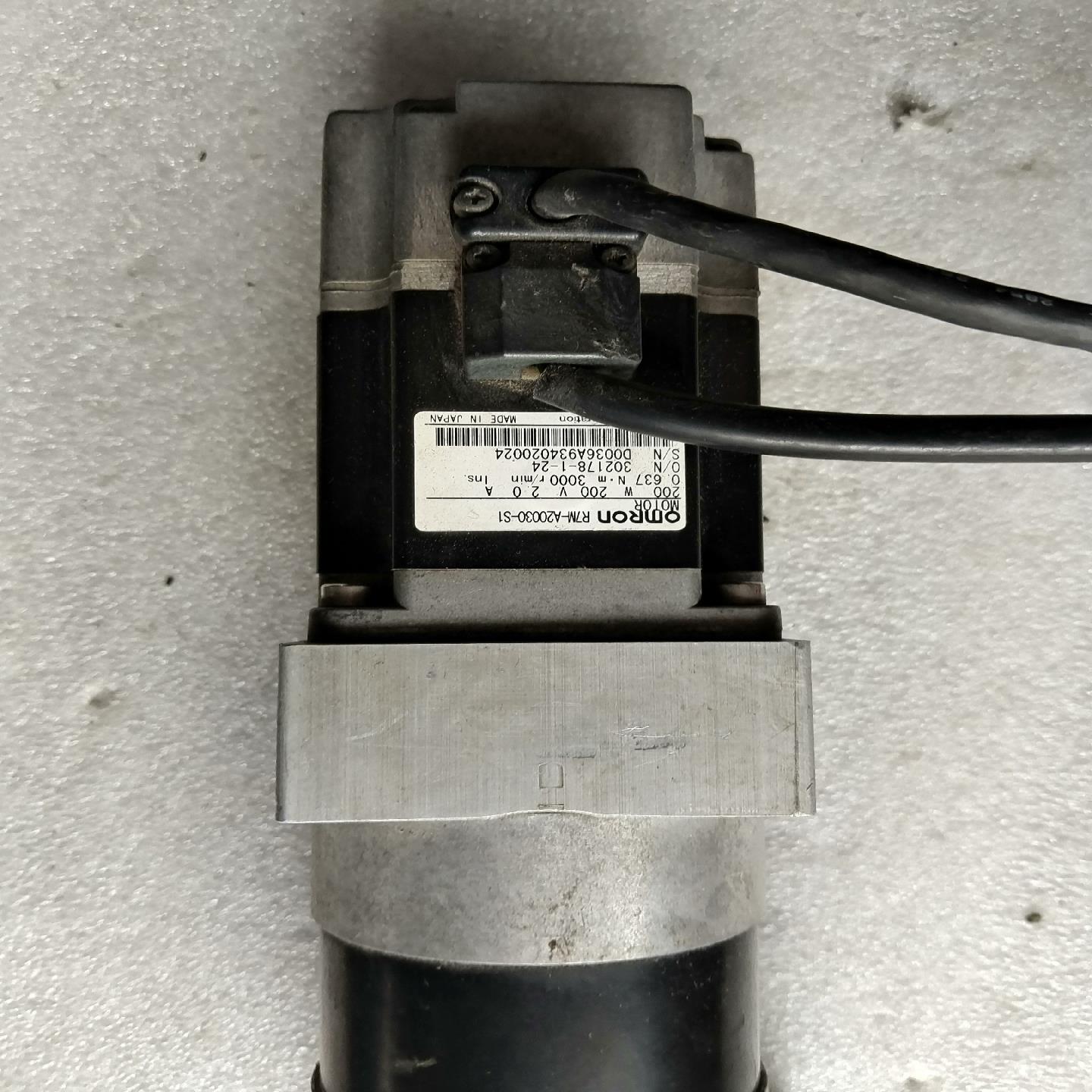 电机R7M－A20030－S1.带减速头。