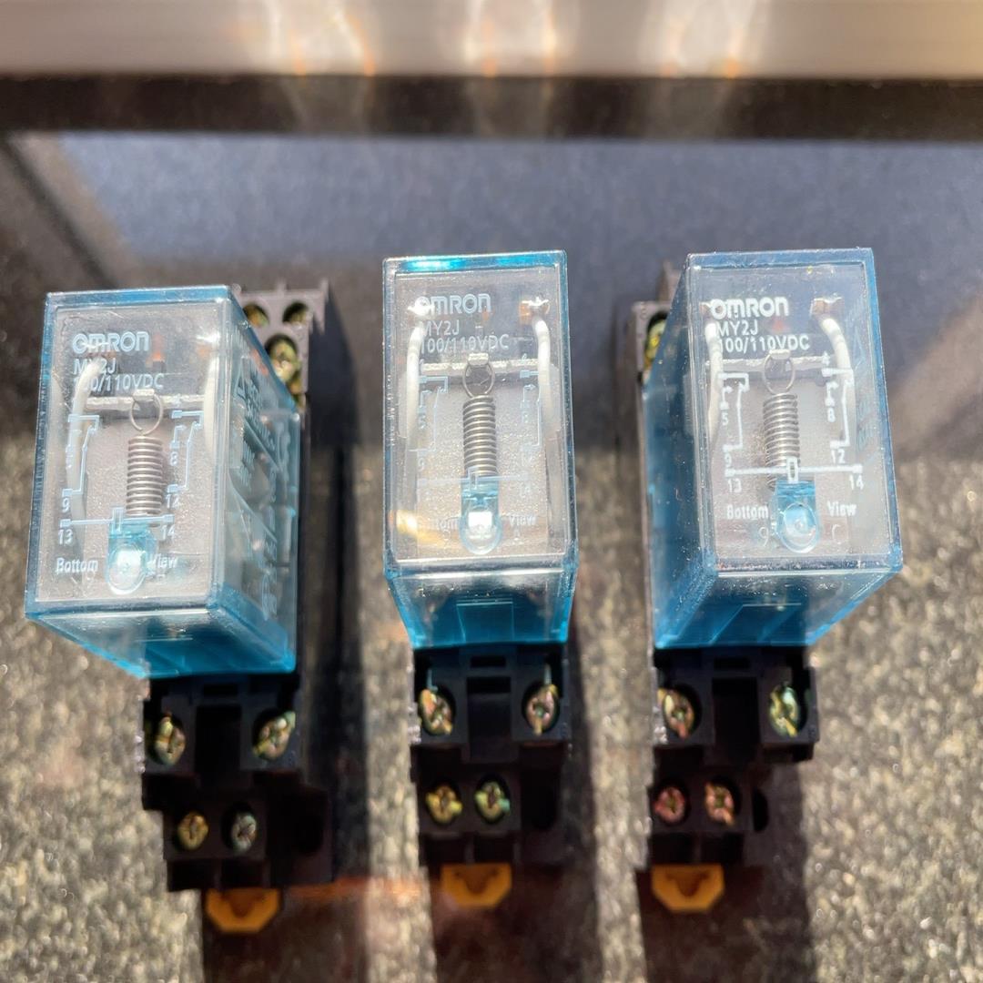 100/110VDC，MY2J继电器座