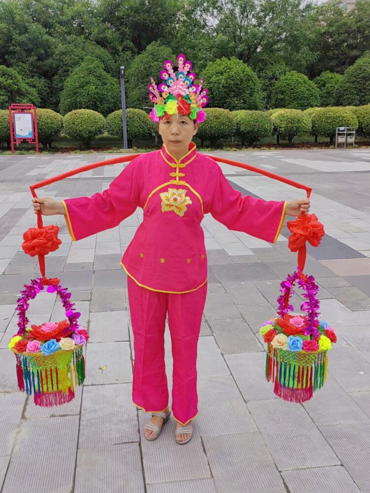 扭秧歌舞蹈挑花篮回娘家红扁担花篮结婚庆典红花篮社火表演出道具