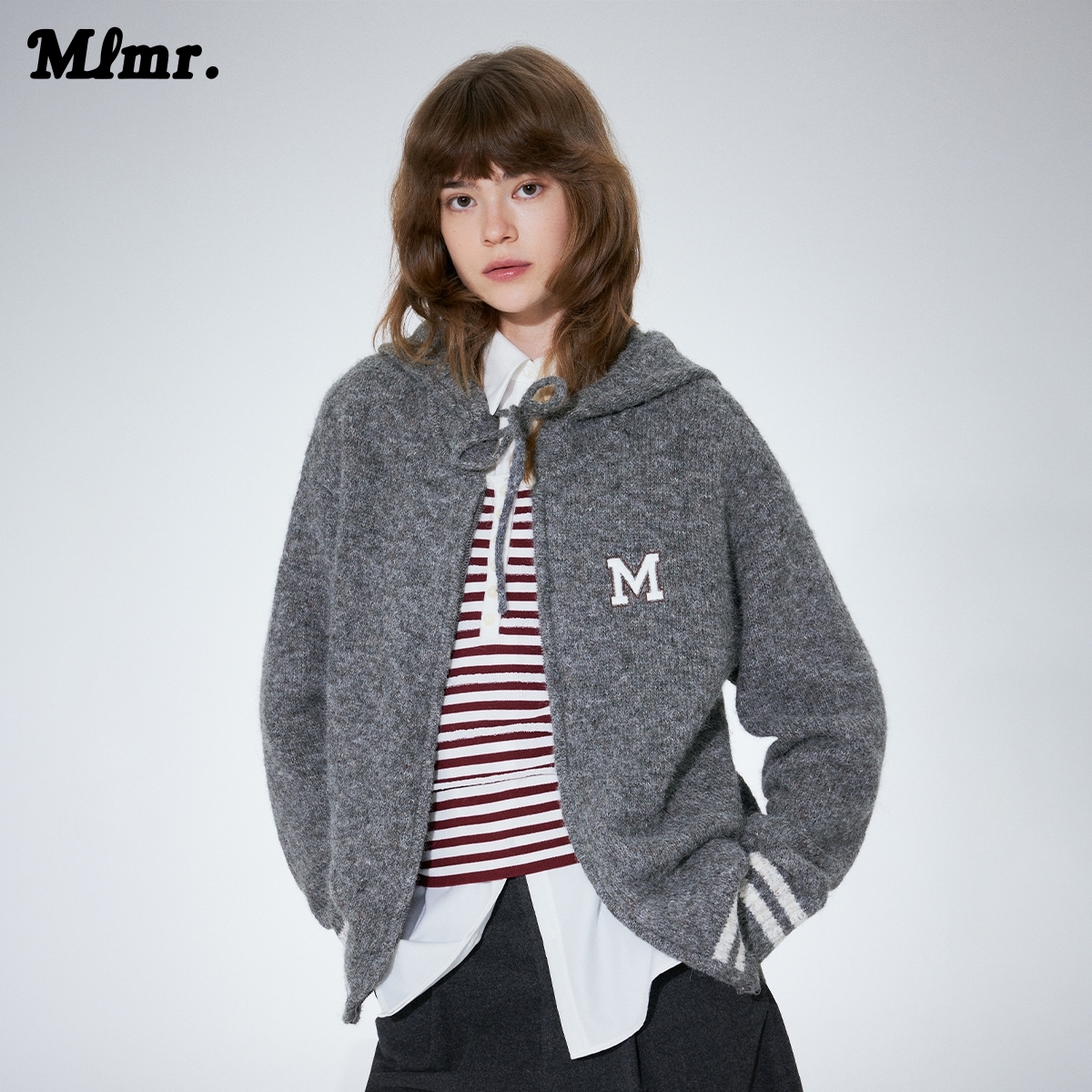 略宽松版型；针织抽绳连帽设计