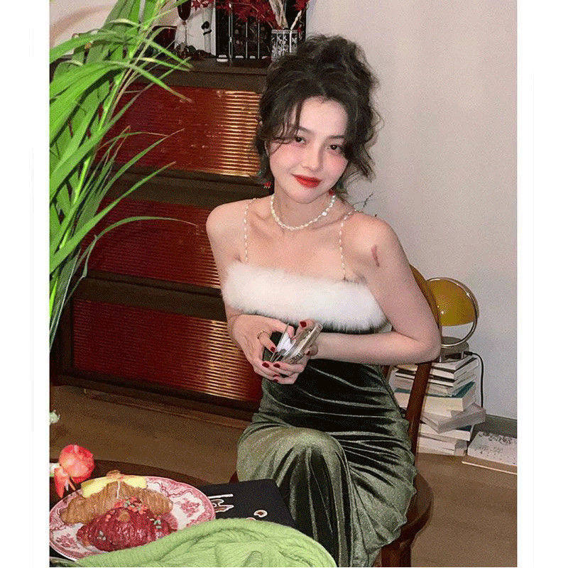 法式复古毛毛一字领吊带连衣裙秋冬新款包臀显瘦中长款丝绒裙