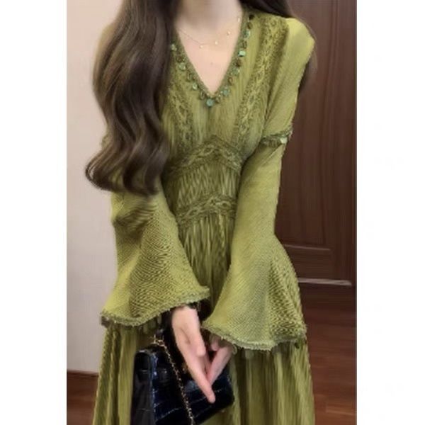 云南度假风穿搭绿色v领长