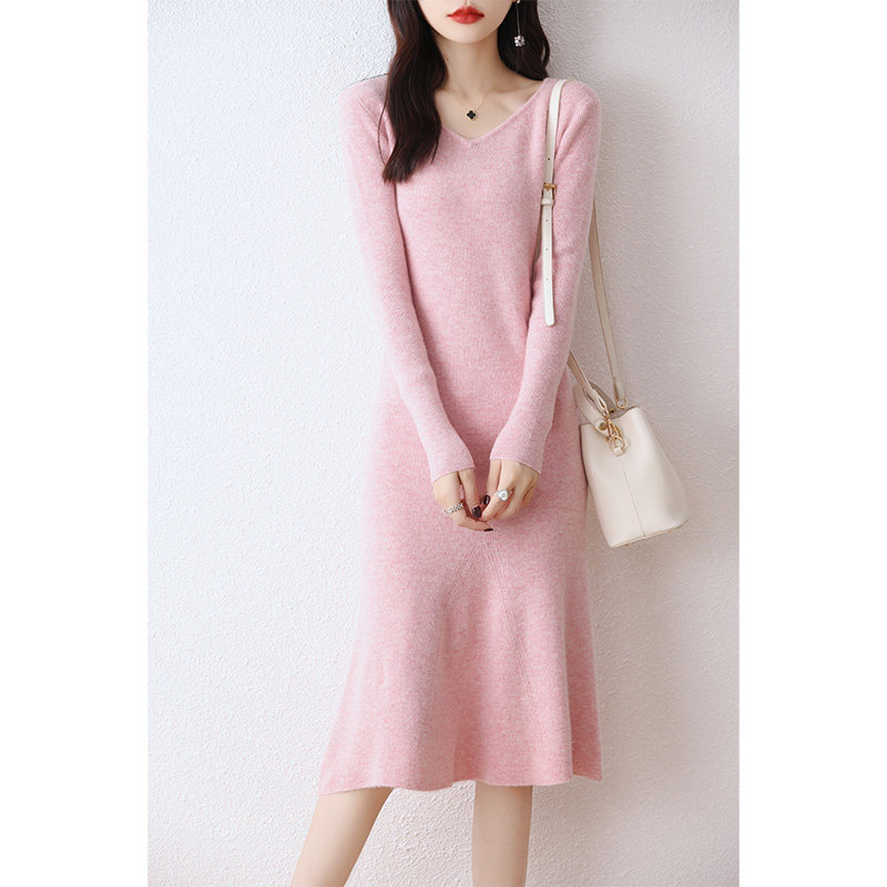 V领羊毛针织连衣裙女秋冬中长款过膝保暖鱼尾裙修身显瘦打底裙子