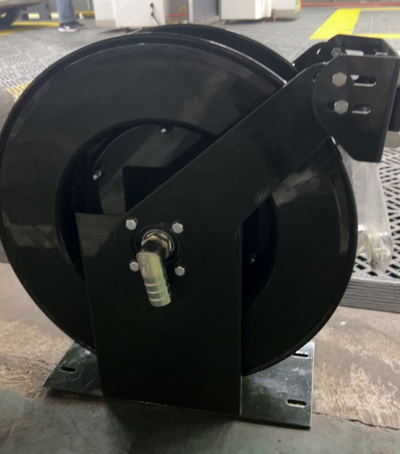 车载加油机卷盘自动收缩