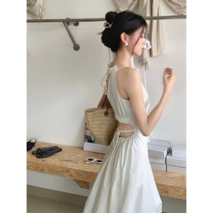 法式气质后背镂空挂脖吊带连衣裙女夏季收腰海边度假风无袖沙滩裙