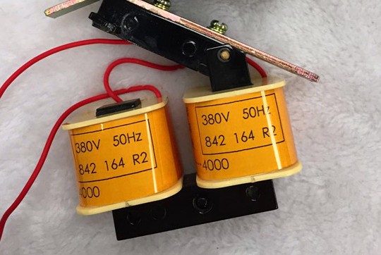 断路器分励失压欠脱扣闭