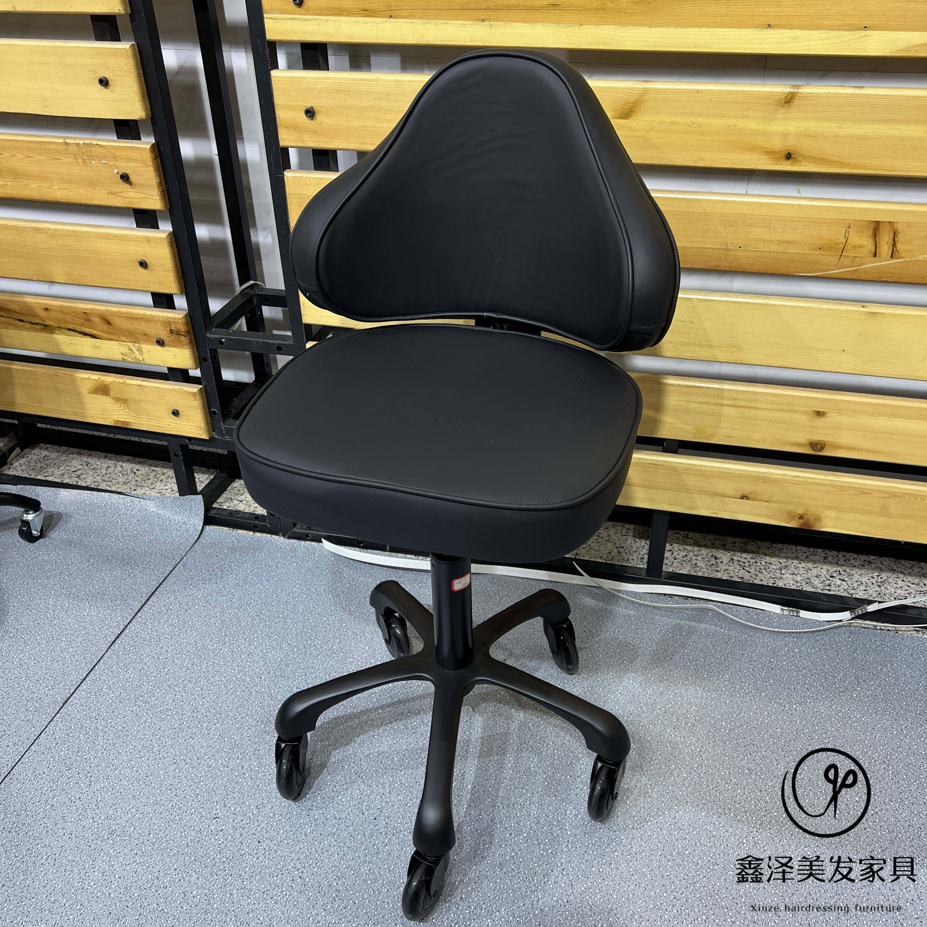 新款美发凳子可升降理发店发廊专用椅子大工凳美甲美容凳子鑫泽