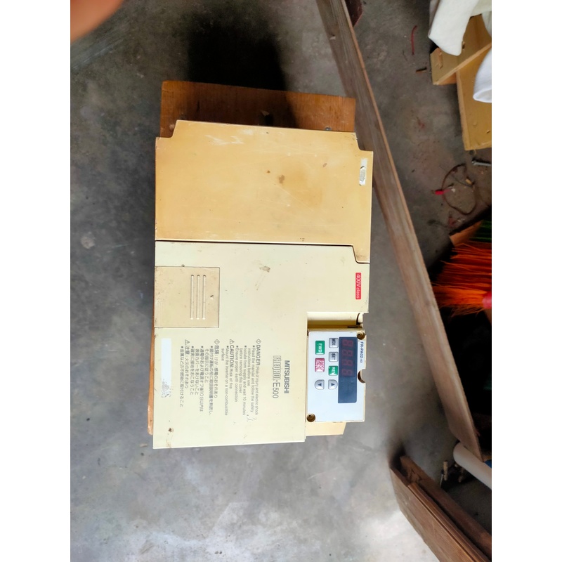 询价三菱e540变频器7.5kw，成色如图实物拍摄，测试功能完好议价
