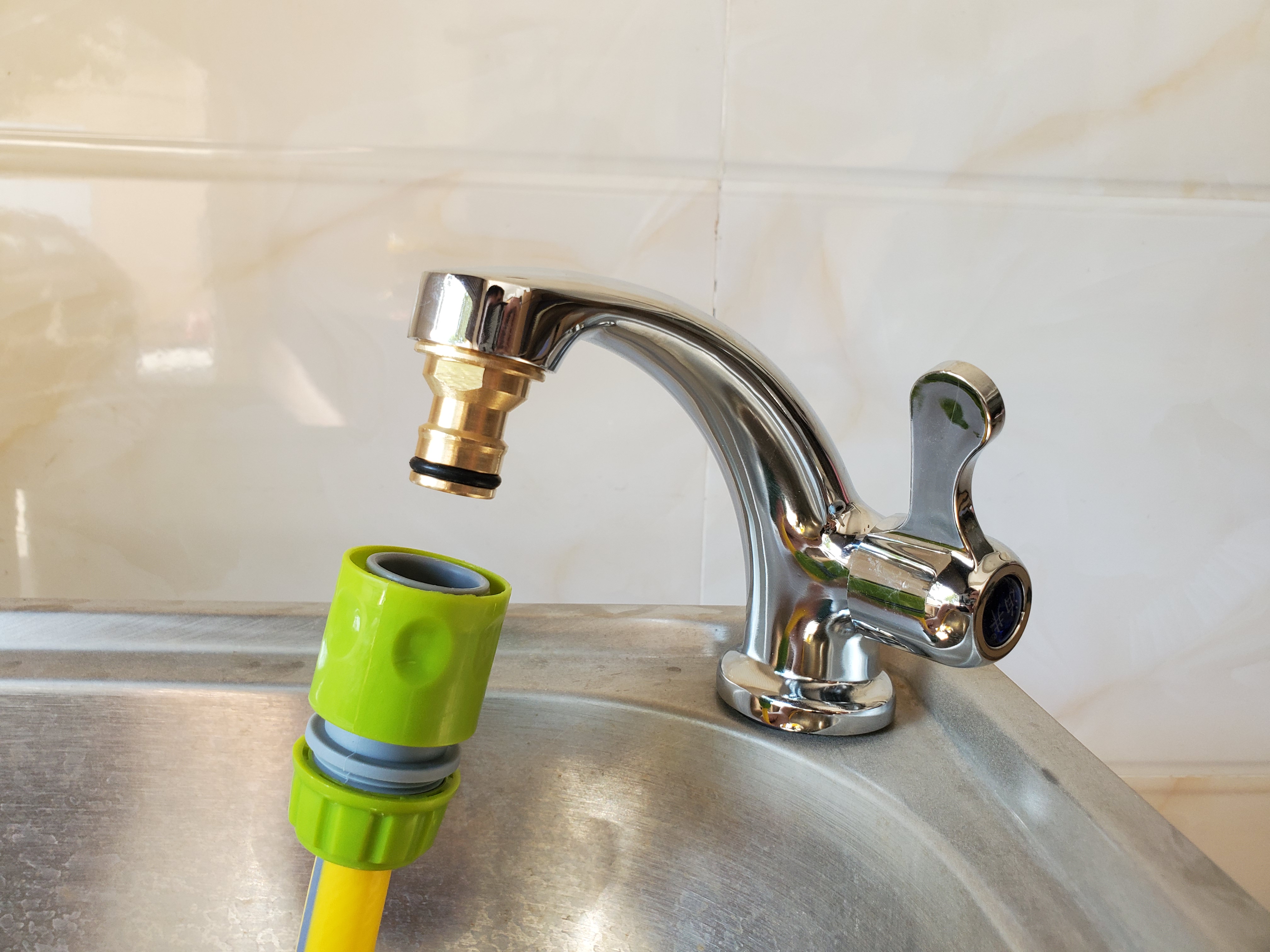 厨房面盆水龙头对接管内