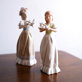 可爱的精致手绘釉下彩造型陶瓷女孩和它的鸽子家居装饰摆件 摆设