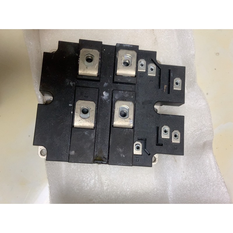 询价英飞凌FF400R33KF2C，拆机时候磕碰了，导致损伤如图议价