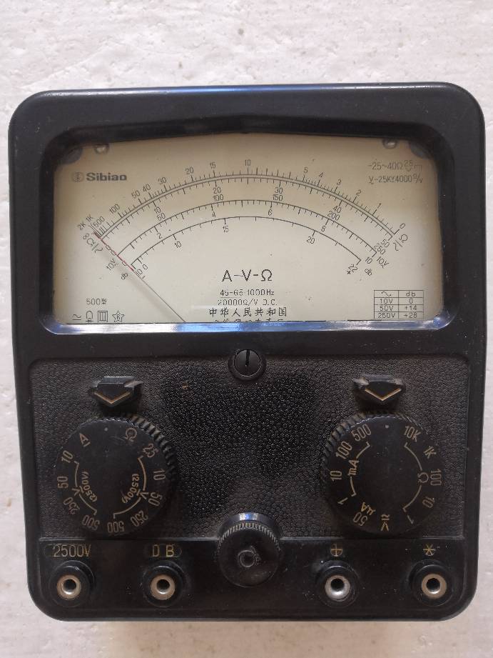 型指针式万用表外磁老旧