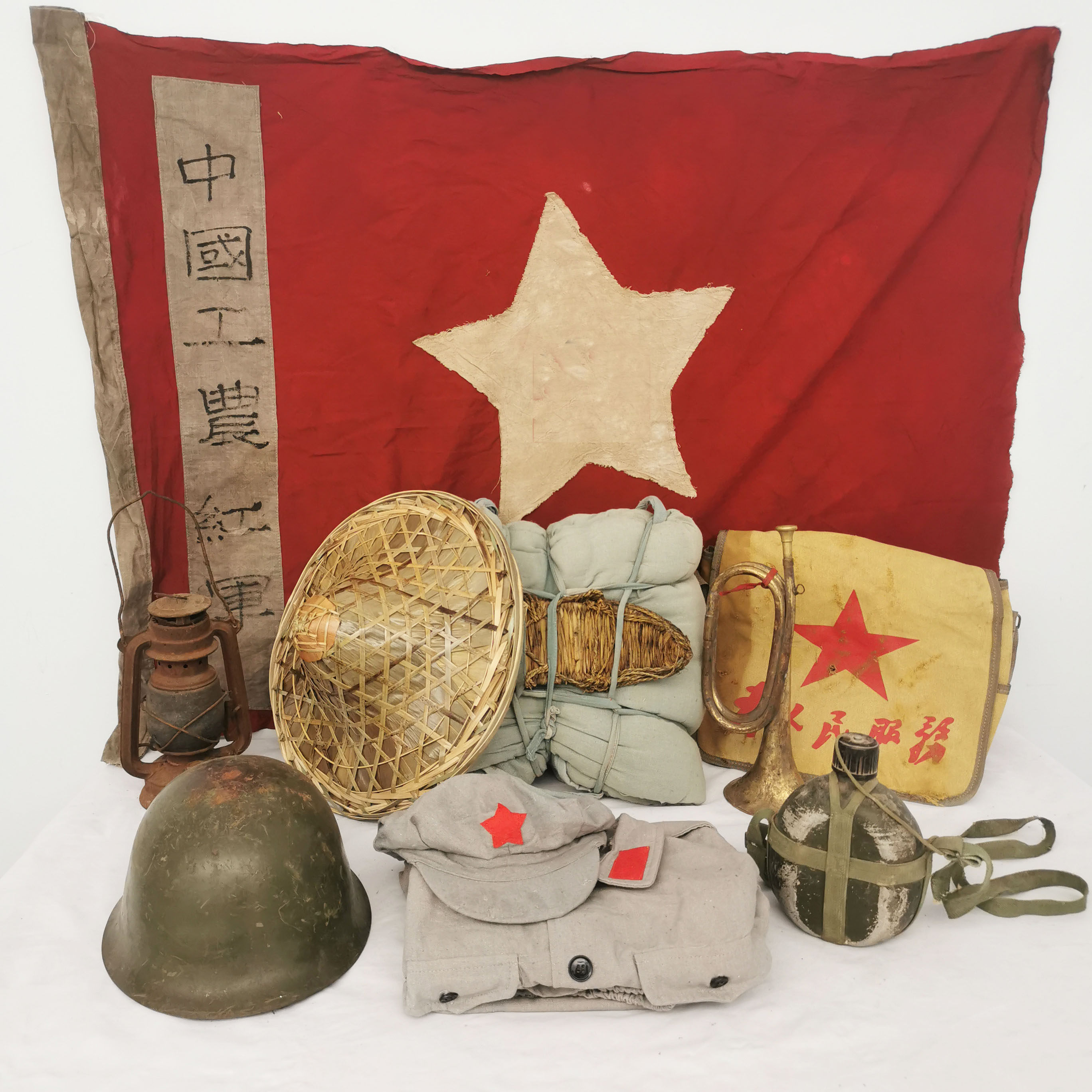 红色文化老物件工农红旗冲锋号红军纪念品斗笠草鞋马灯行军壶摆件