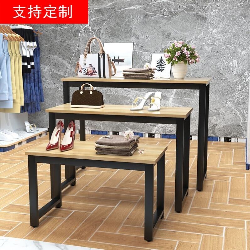 服装展示桌商场饰品店中