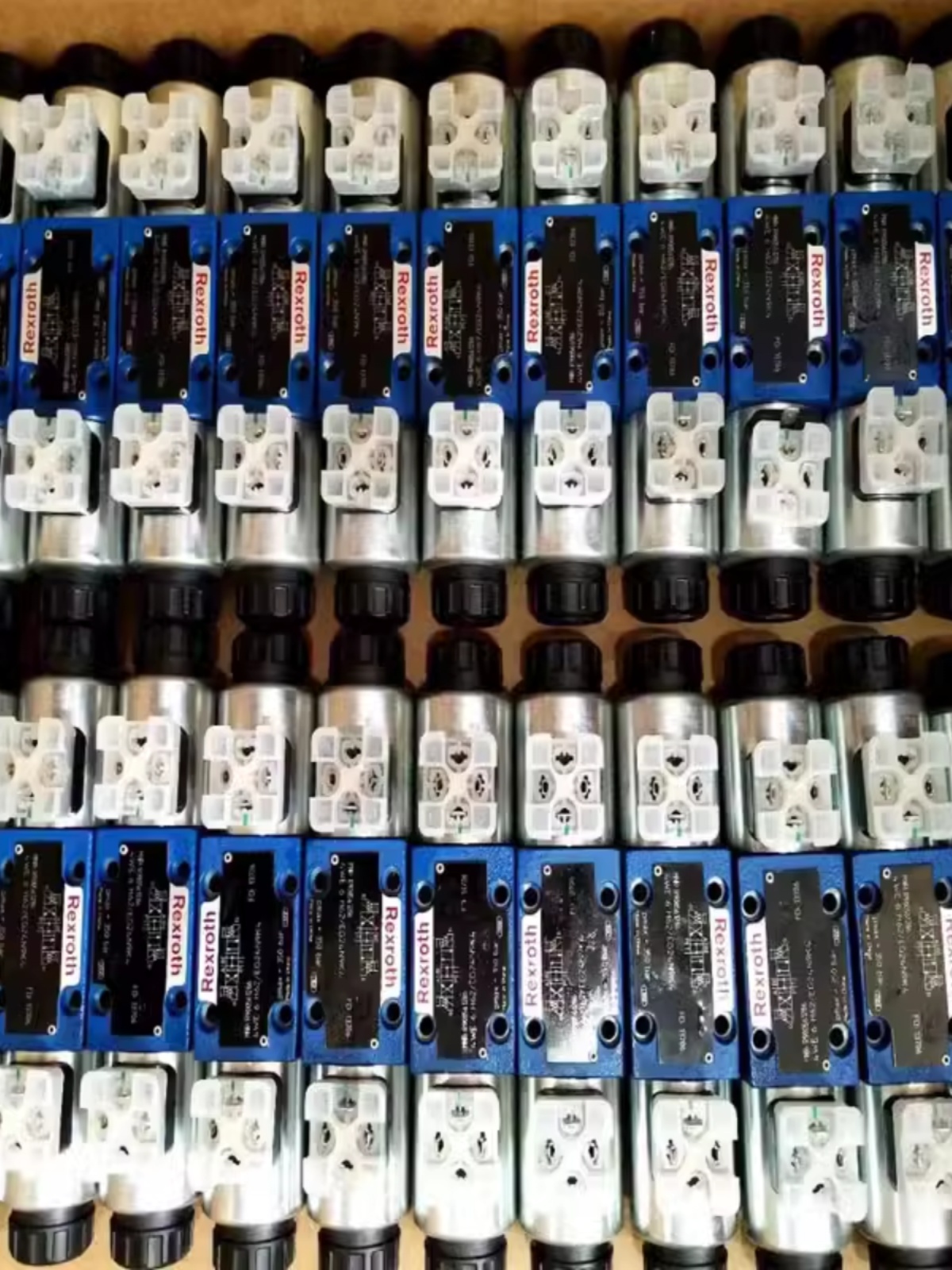 力士乐电磁阀4WE6D62/OFEW230N9K4换向阀4WE6D62/OFEG24N9K4