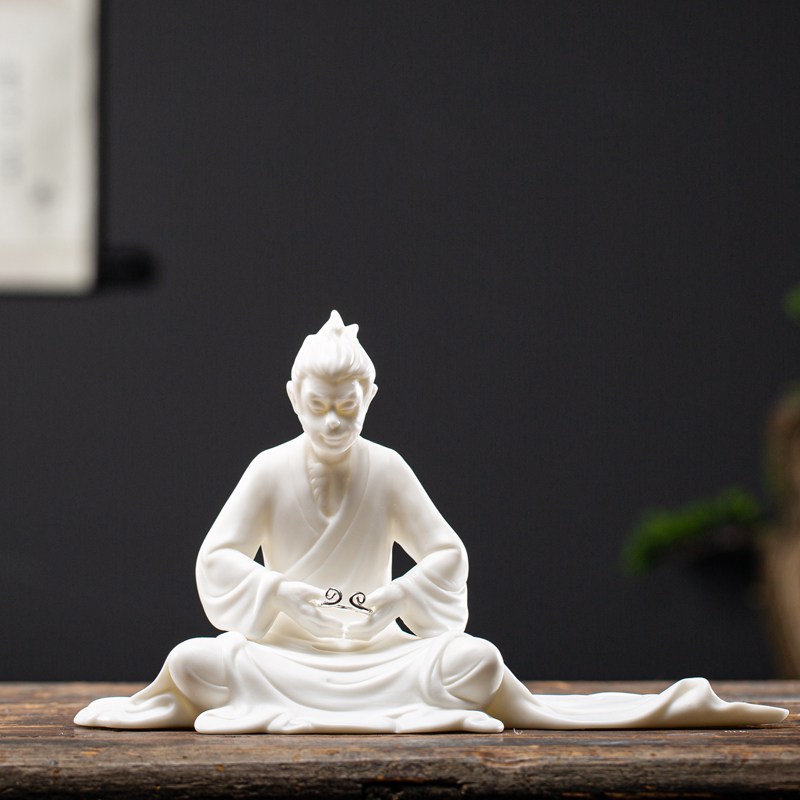 齐天大圣白瓷桌面摆件创