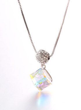 施家彩白方块水晶项链女2025新款时尚小清新极光方糖吊坠锁骨链