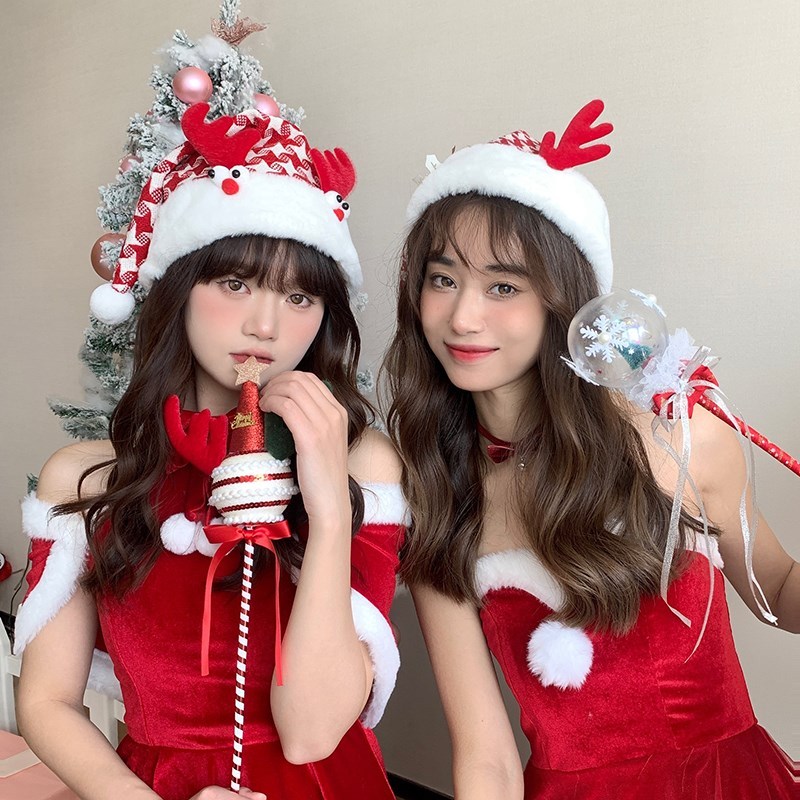 Lovely small eyes red antlers Christmas hat girl