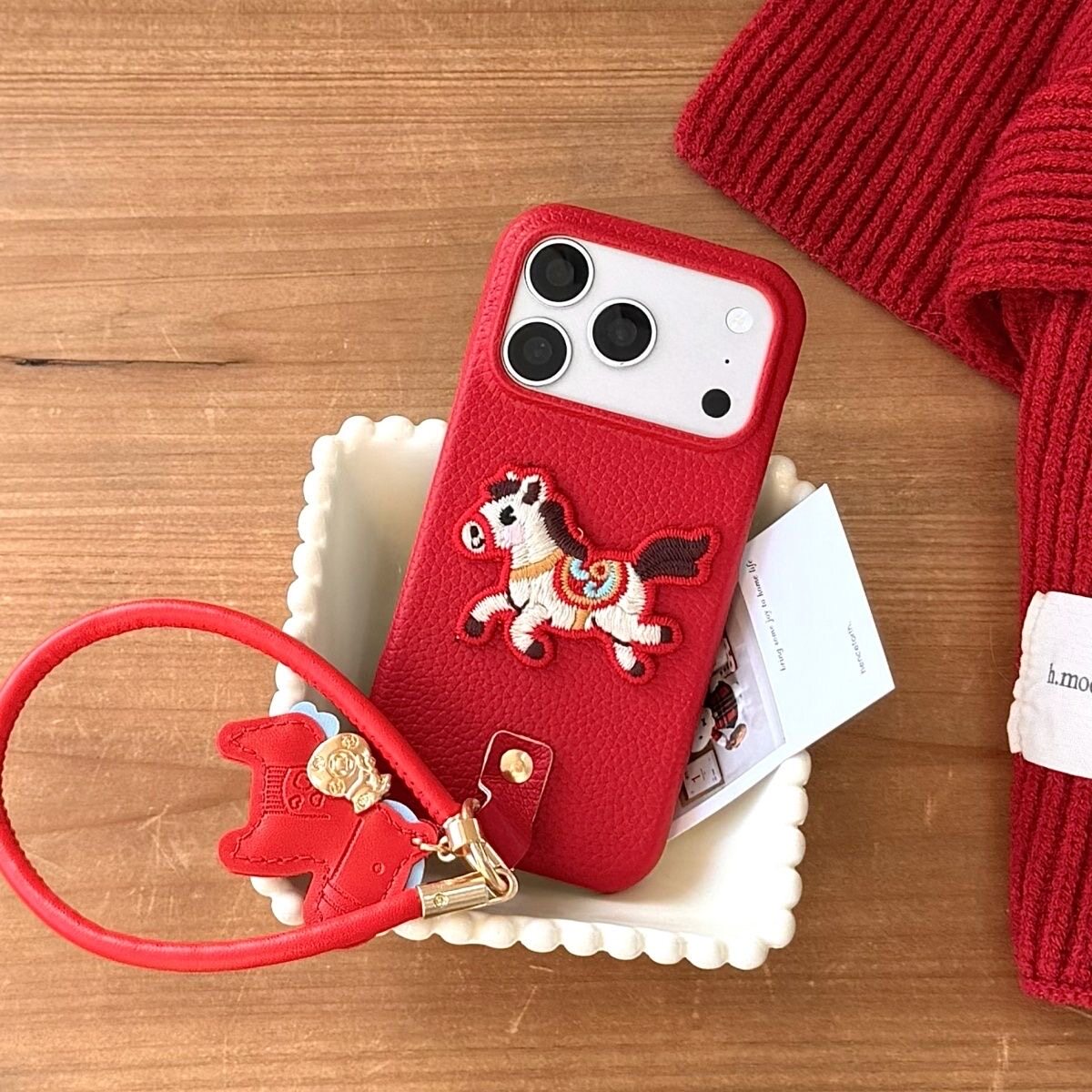 刺绣小马新年红色荔枝纹适用华为mate80promax手机壳Mate70Pro+带挂绳60半包Pura80Ultra防摔魔术Magic7硬壳