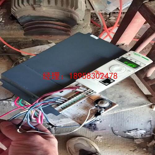 拆机三台进口施耐德ATv32H∪75N4型7.5千瓦的三相变