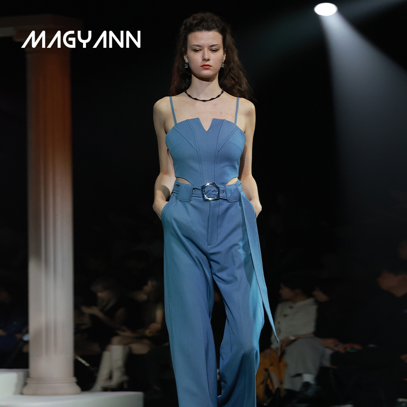【时装周】Magyann左岸慢调2025夏设计师短款束腰鱼骨吊带上衣女