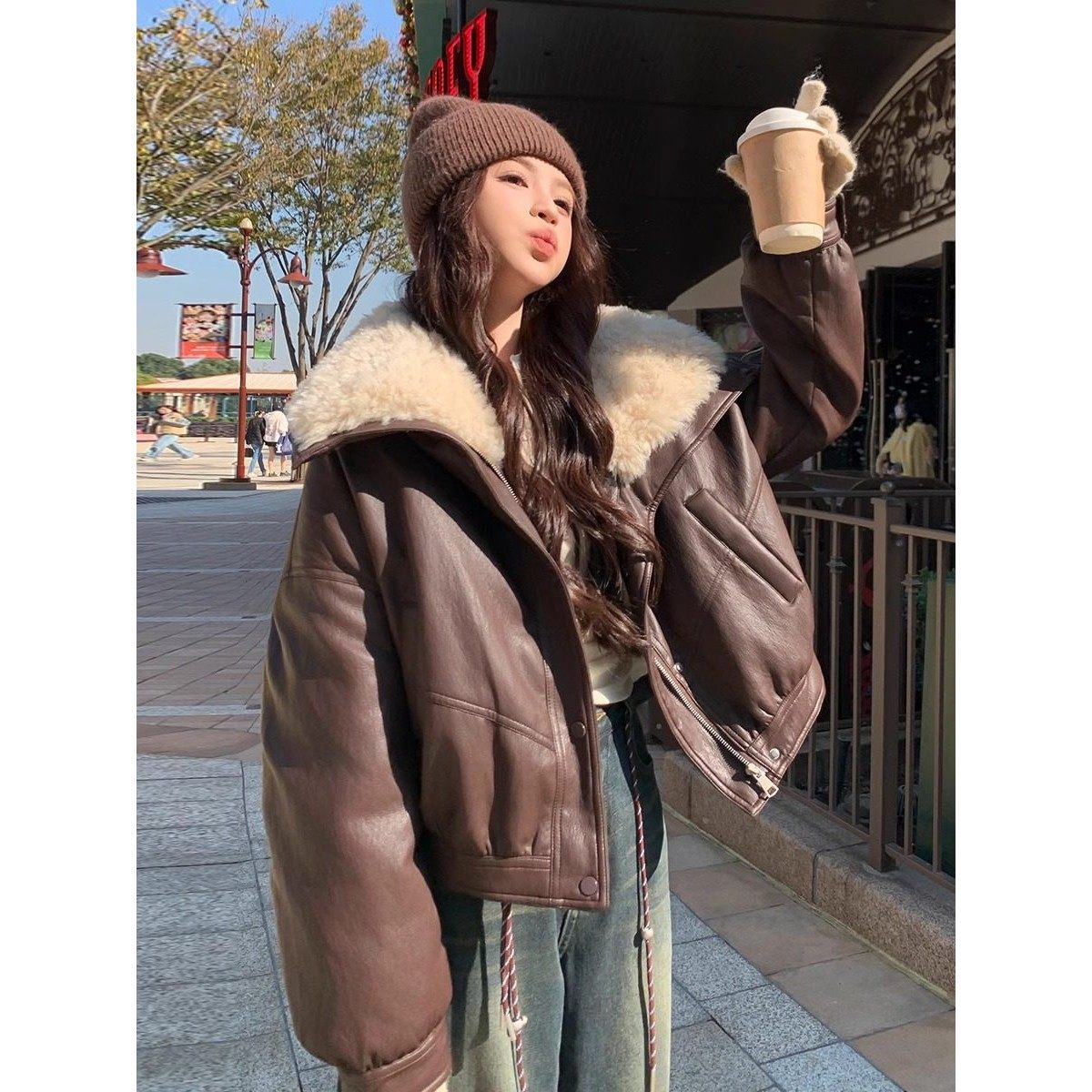 覆古羊羔毛大翻领皮衣羽绒服女冬季短款2025超好看加厚白鸭绒外套,女装/女士精品,羽绒服,淘宝优惠券,粉丝福利购,淘宝优惠卷