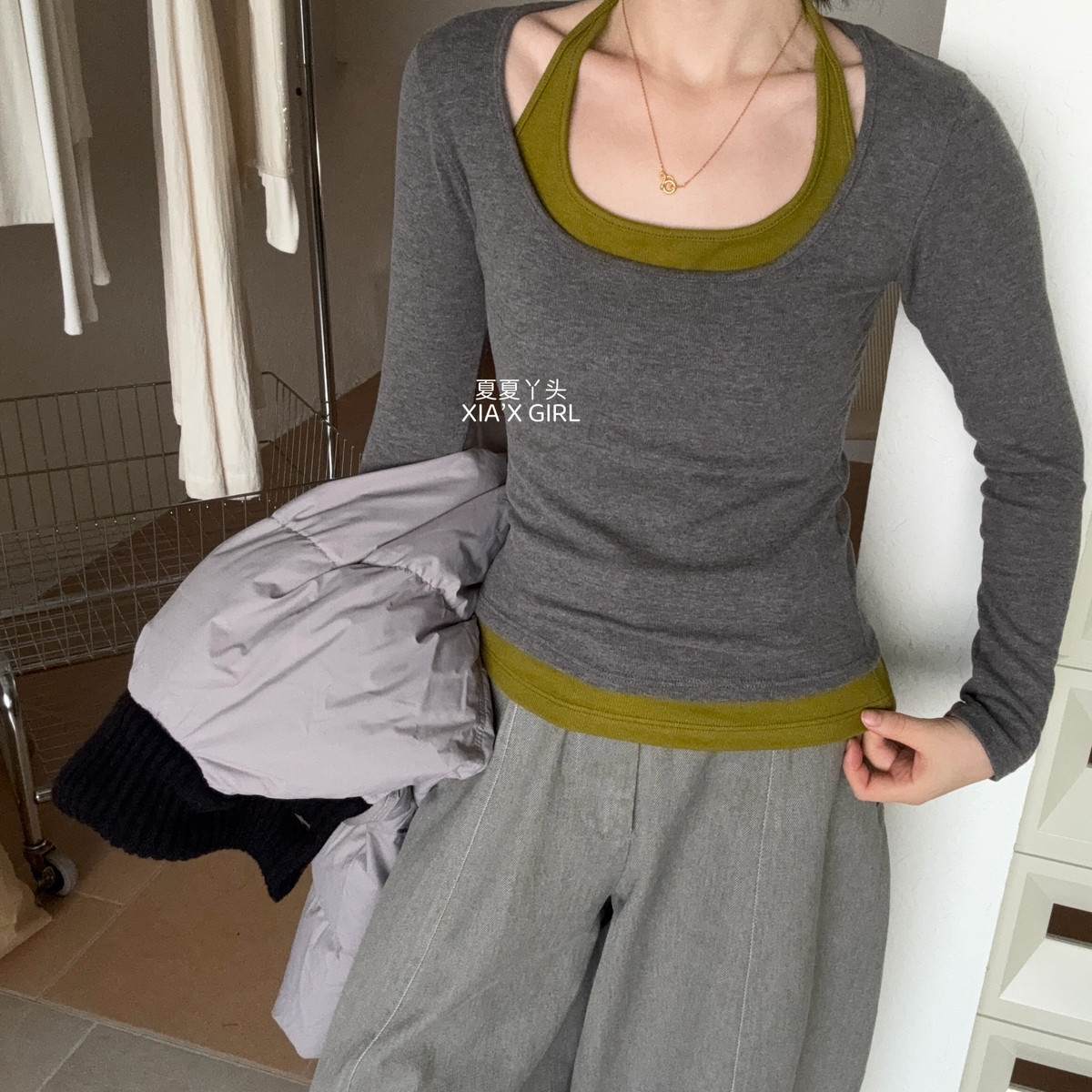 XIA夏夏-两件撞色磨毛挂脖修身带胸垫打底衫(含26.5棉料)SZ04826