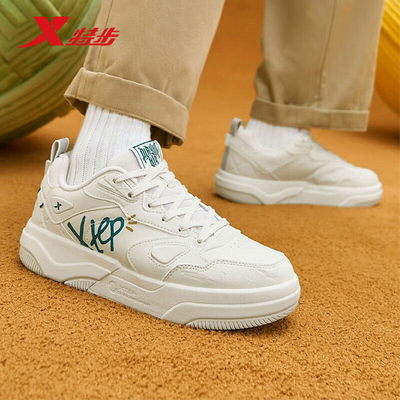 特步板鞋运动鞋男鞋2025秋冬新款百搭低帮皮面休闲鞋975419310008