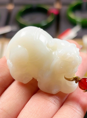 h266 新疆黑山羊脂白手工雕貔貅
