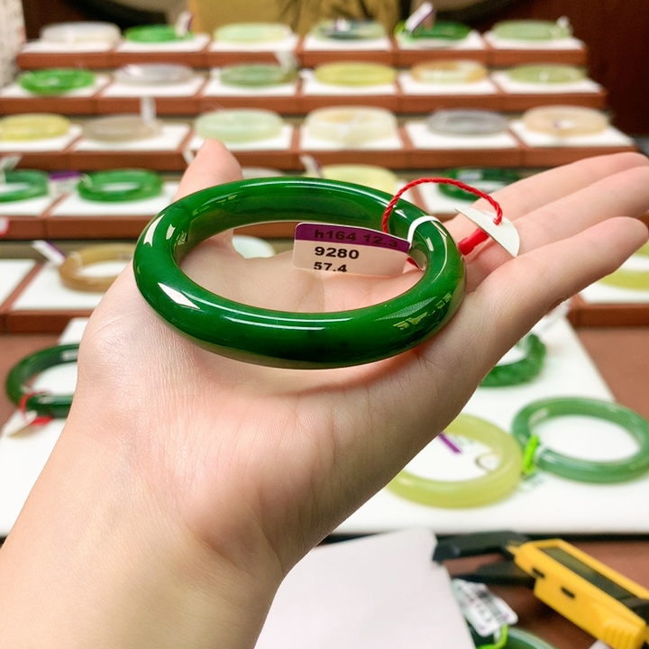 H164碧玉高色艳底艳阳绿微带矿皮5657无纹无裂超细底正价38500