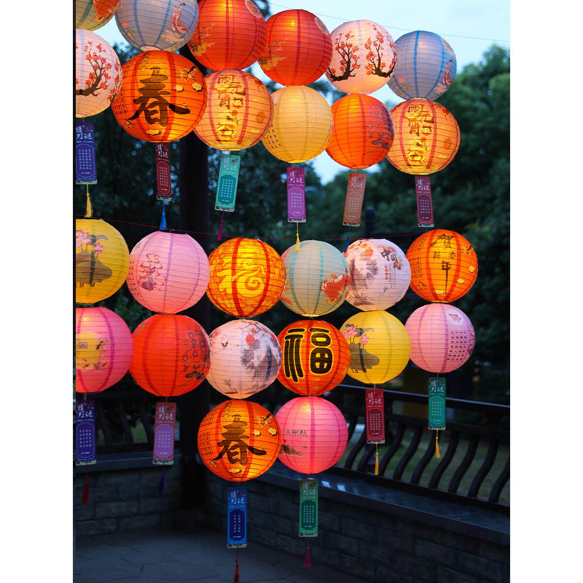 2024龙年元宵节装饰品古风折叠纸灯笼猜灯谜挂件商场气氛场景布置