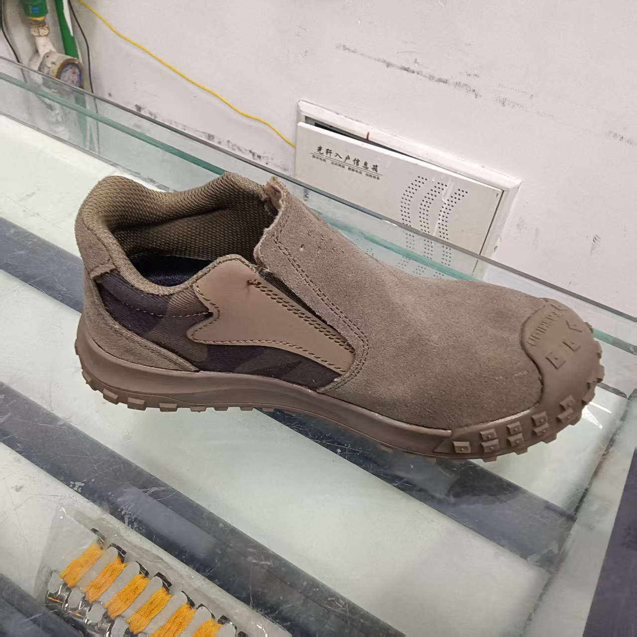 劳保鞋男款防砸钢头工作工地轻便软底