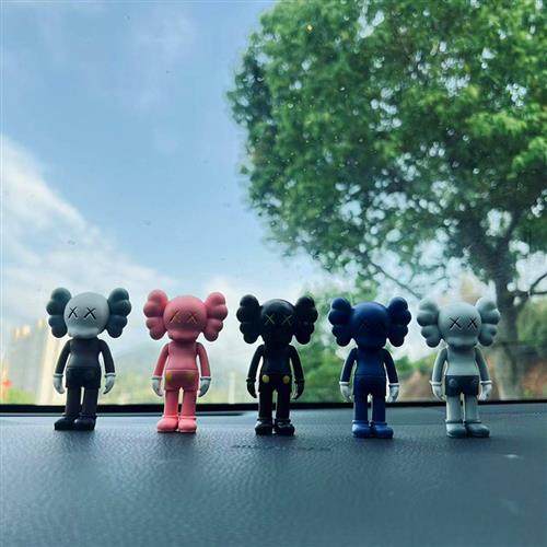 芝麻街可爱卡通考斯kaws网红公仔 汽车摆件 XX创意车载车内装饰品