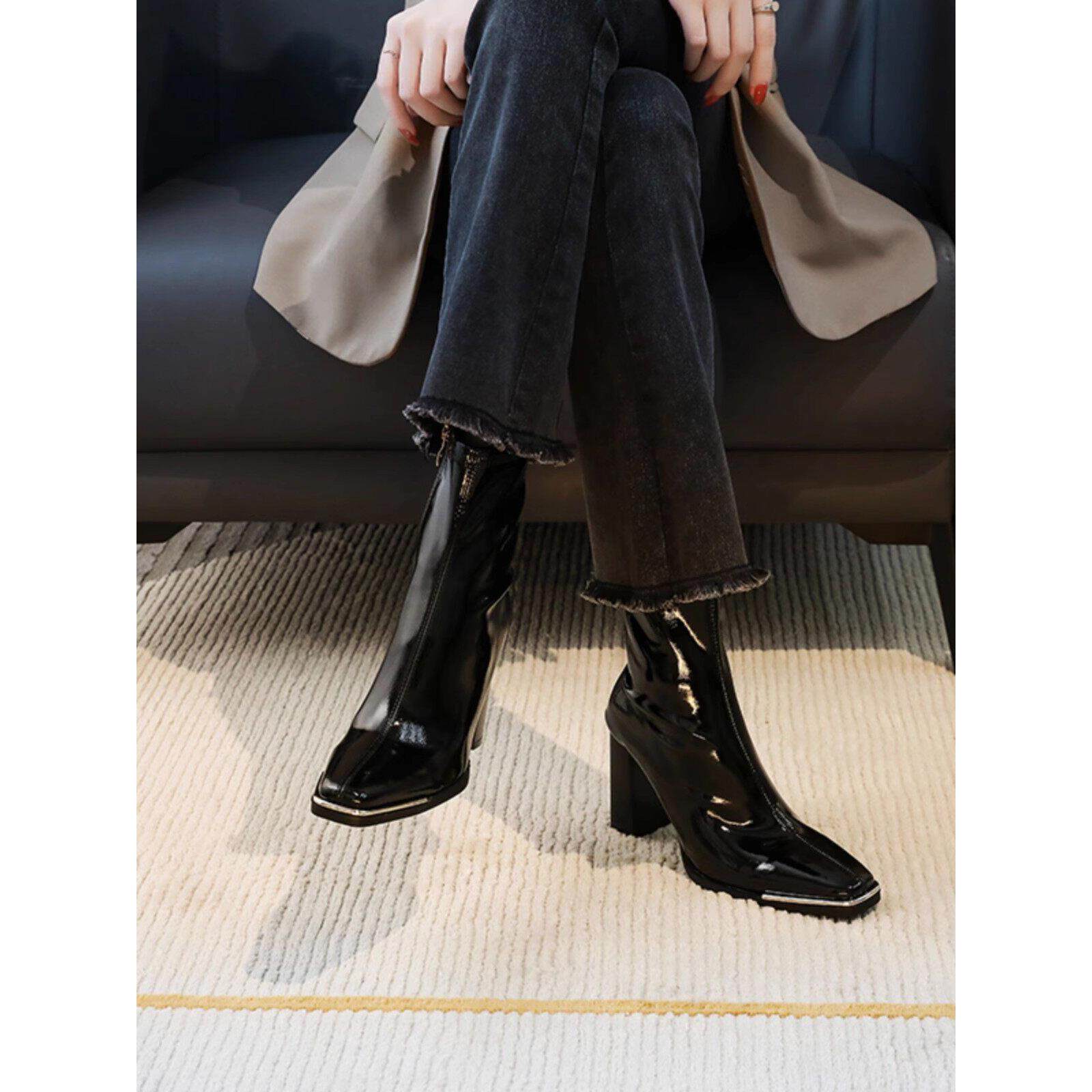 香港2025年新款春秋瘦瘦靴女粗跟金属方头黑色高跟靴真皮漆皮短靴