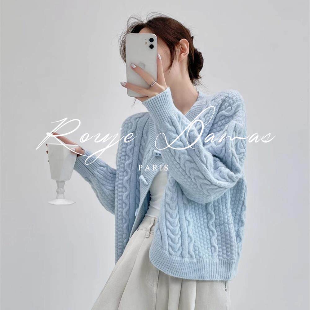 Rouje Damas奶蓝色牛角扣针织开衫外套女圆领设计感宽毛衣松上衣