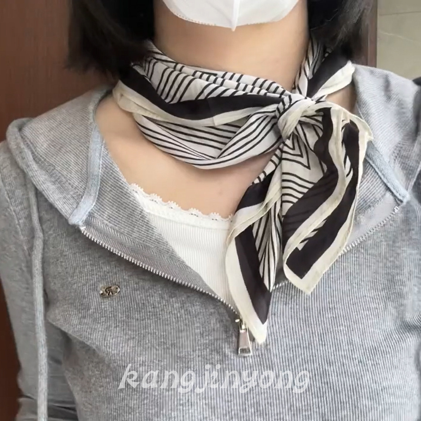3 步学会！慵懒侧结系法~法式复古黑白条纹丝巾女简约高级感气质