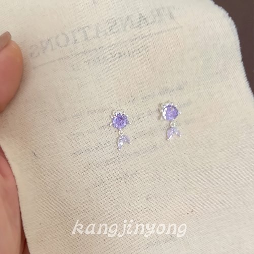 《紫星落鳍》淡紫闪钻鱼尾耳钉