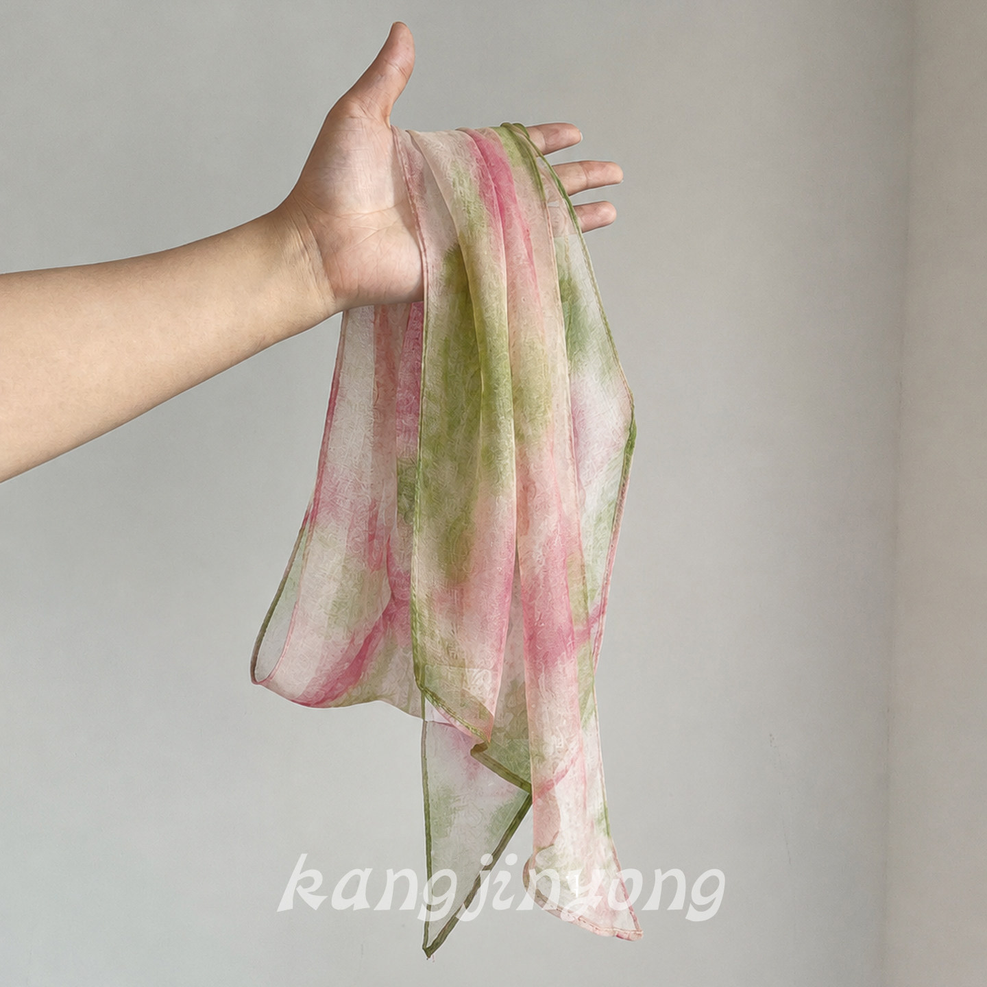 桃青晕染!粉绿渐变丝巾小众气质