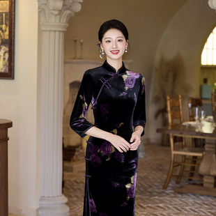 旗袍2025新款秋季妈妈端庄复古花色旗袍手工花扣修身显瘦丝绒优雅