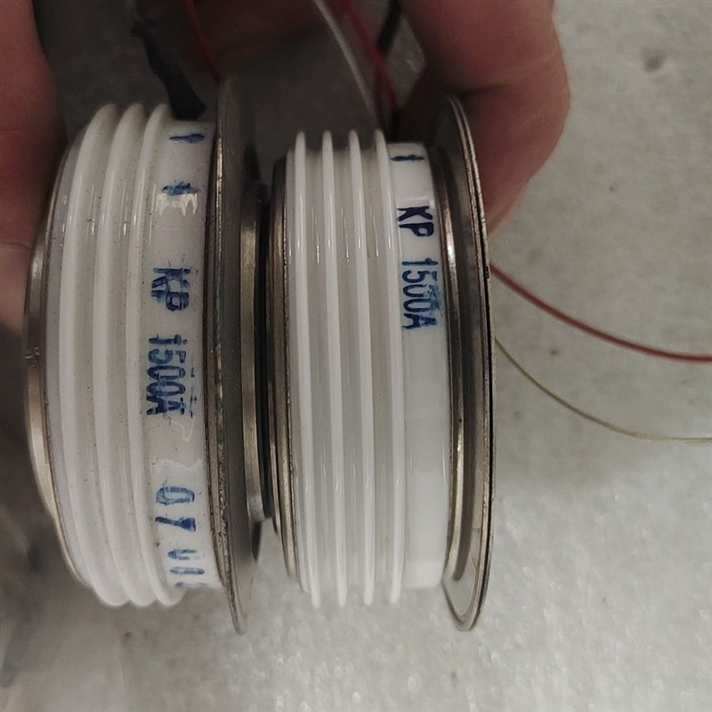 KP1500A 可控硅,2个,都是全新的没用过,有1个边上有