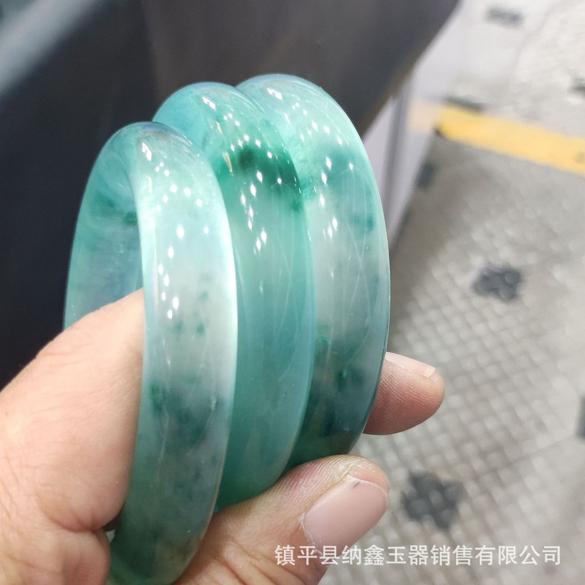 批发新坑翡翠圆条种飘绿手镯英岩玉玉镯翡翠高飘手镯