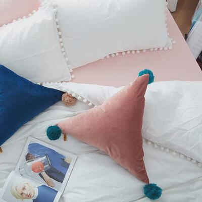ins风床上靠枕北欧抱枕含芯宿舍学生腰靠三角形毛绒球球现代简约