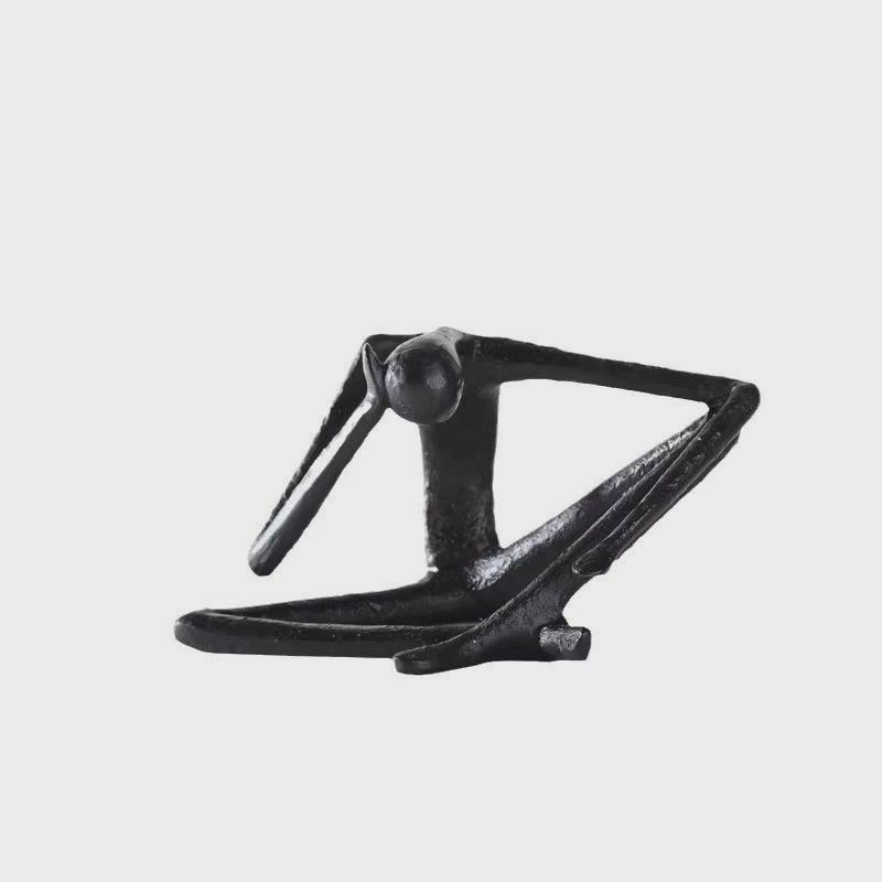 新中式现代创意金属人物雕塑拉绳运动黑色小摆件样板间软装饰品