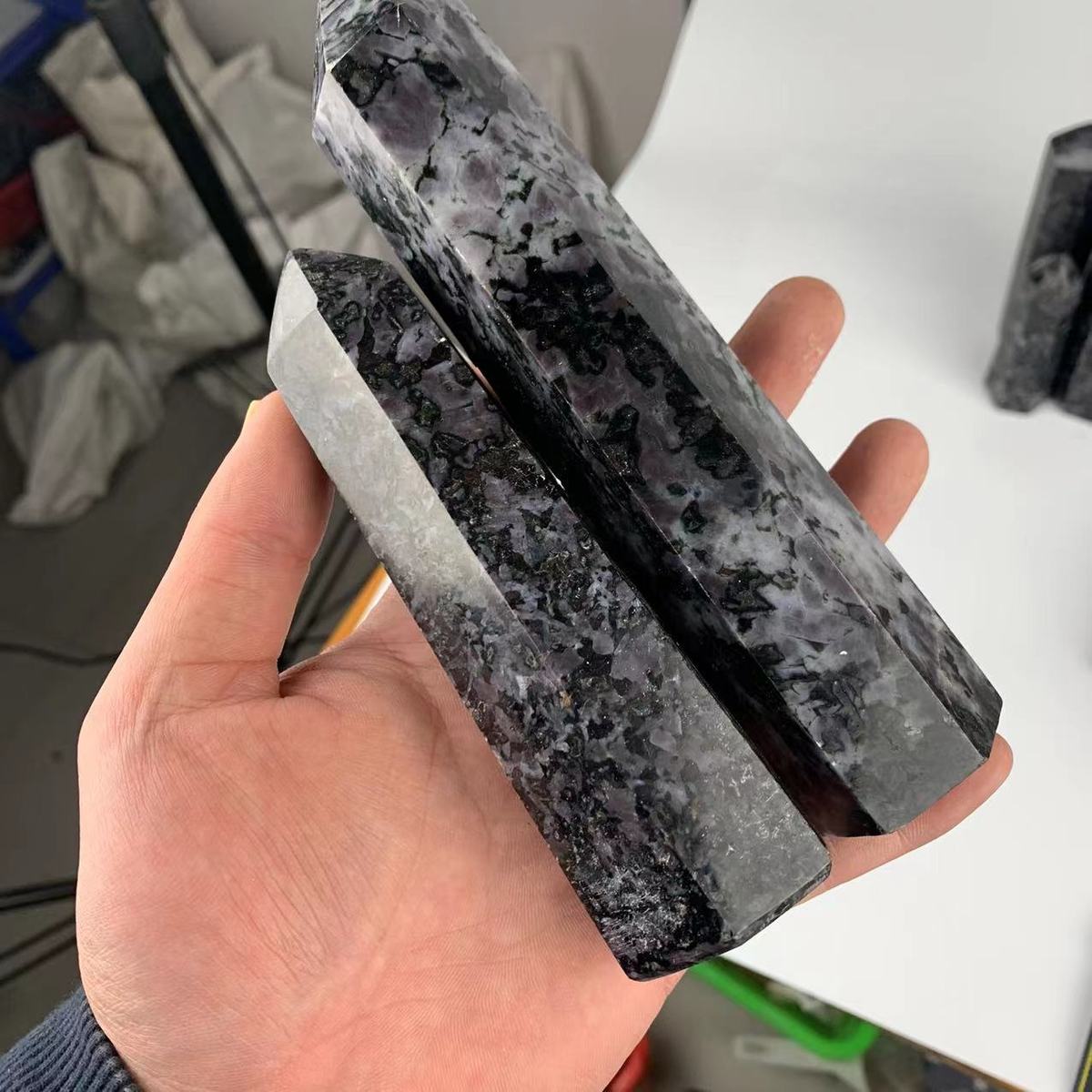 热销跨境热销厂家源头大量辉长石六角水晶柱轻奢玩物摆件直销通货