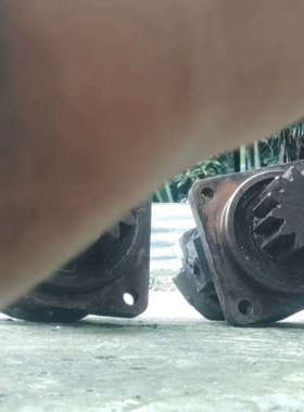 拆机挖机旋转液压马达2个，型号：SJ-390，成色不错，转动