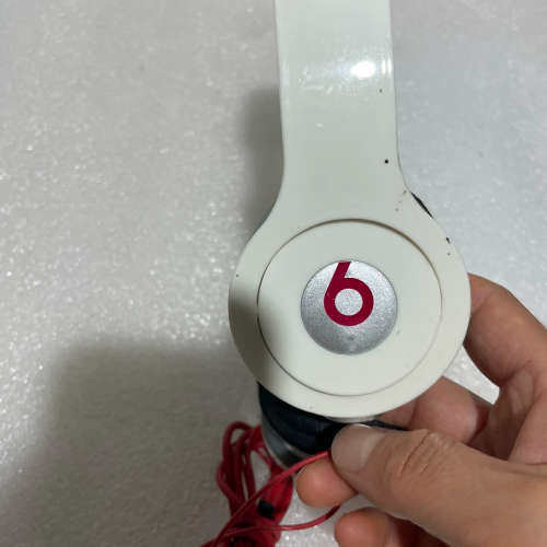 Beats白色头戴式耳机，红色线材，功能完好，成色如图，需要