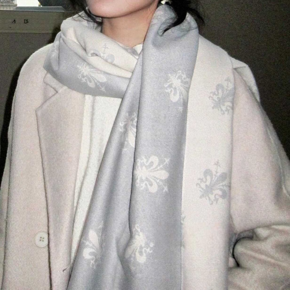3分月光韩系灰色鸢尾花围巾女仿羊绒围脖长款氛围感披肩加厚保暖